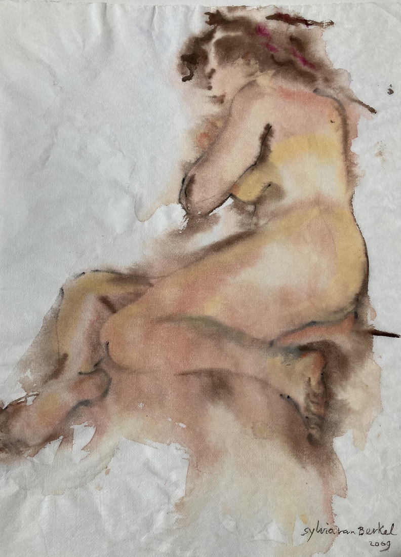 Naakte vrouw op haar rechter zij