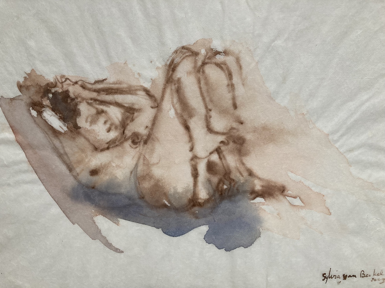 Met opgetrokken benen