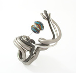 Sieraden zijn gemaakt van zirkonium, eventueel gecombineerd met andere materialen en edelstenen