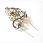 Sieraden zijn gemaakt van geel-, rood- of witgoud, eventueel gecombineerd met andere materialen en edelstenen.