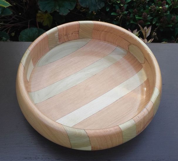 Schaal van Rode Ceder en Tulpenboom