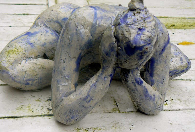 voorover gebogen zittende vrouw