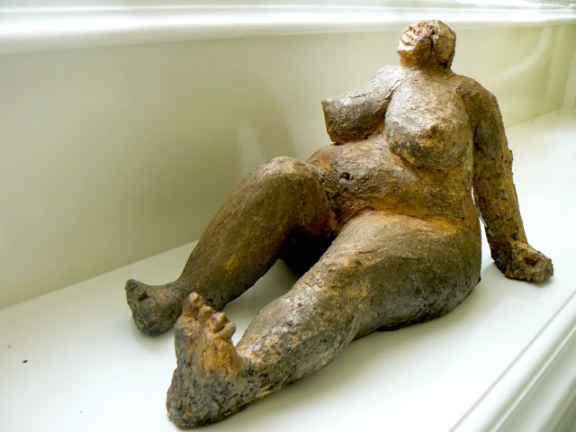 Lekker in de zon : zittend naakt, raku gestookt