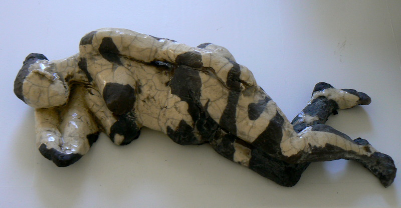 Liggend naakt, raku gestookt