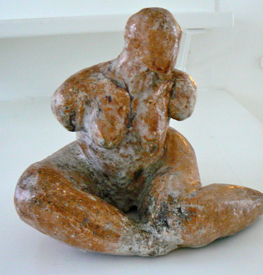 Zittend model, raku gestookt