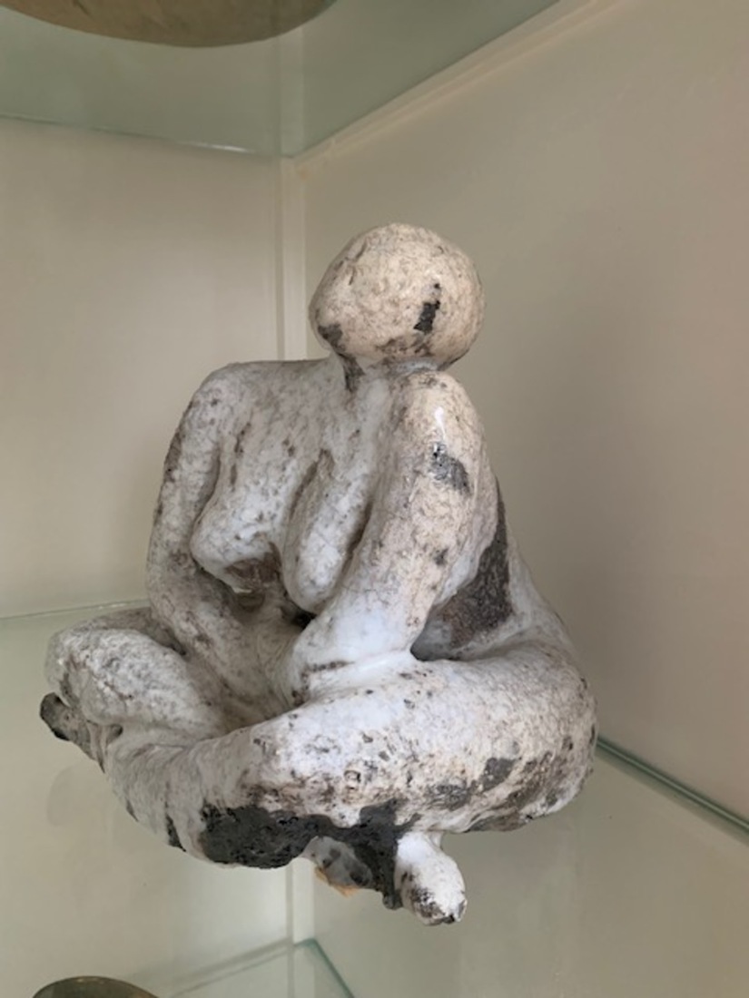 Zittend model met hoofd zijwaarts