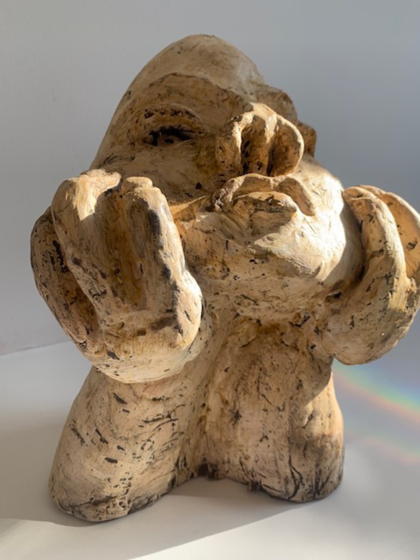 Tsja, keramiek portret in zwarte klei met witte engobe, bewekt met loog antiekwas