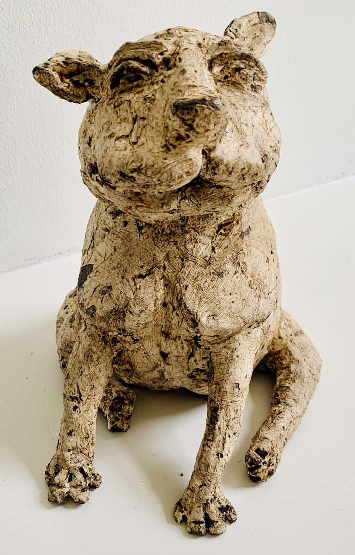 lelijke zittende mops hond