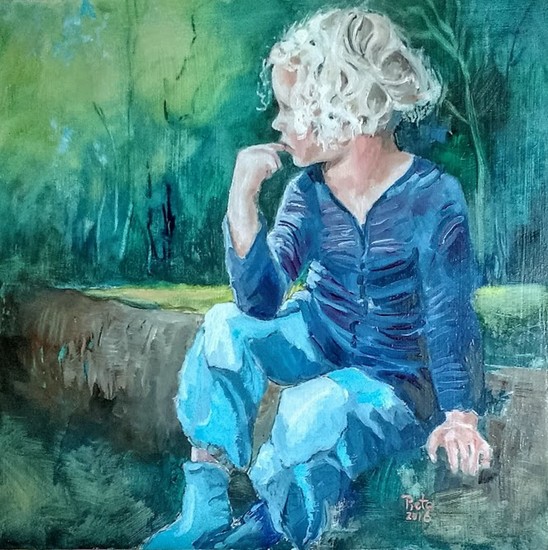 kleuter op boomstronk