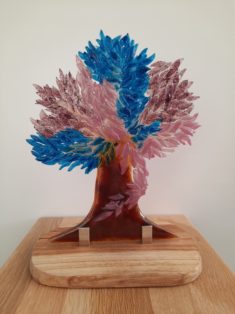 Boom in blauw, paars en roze