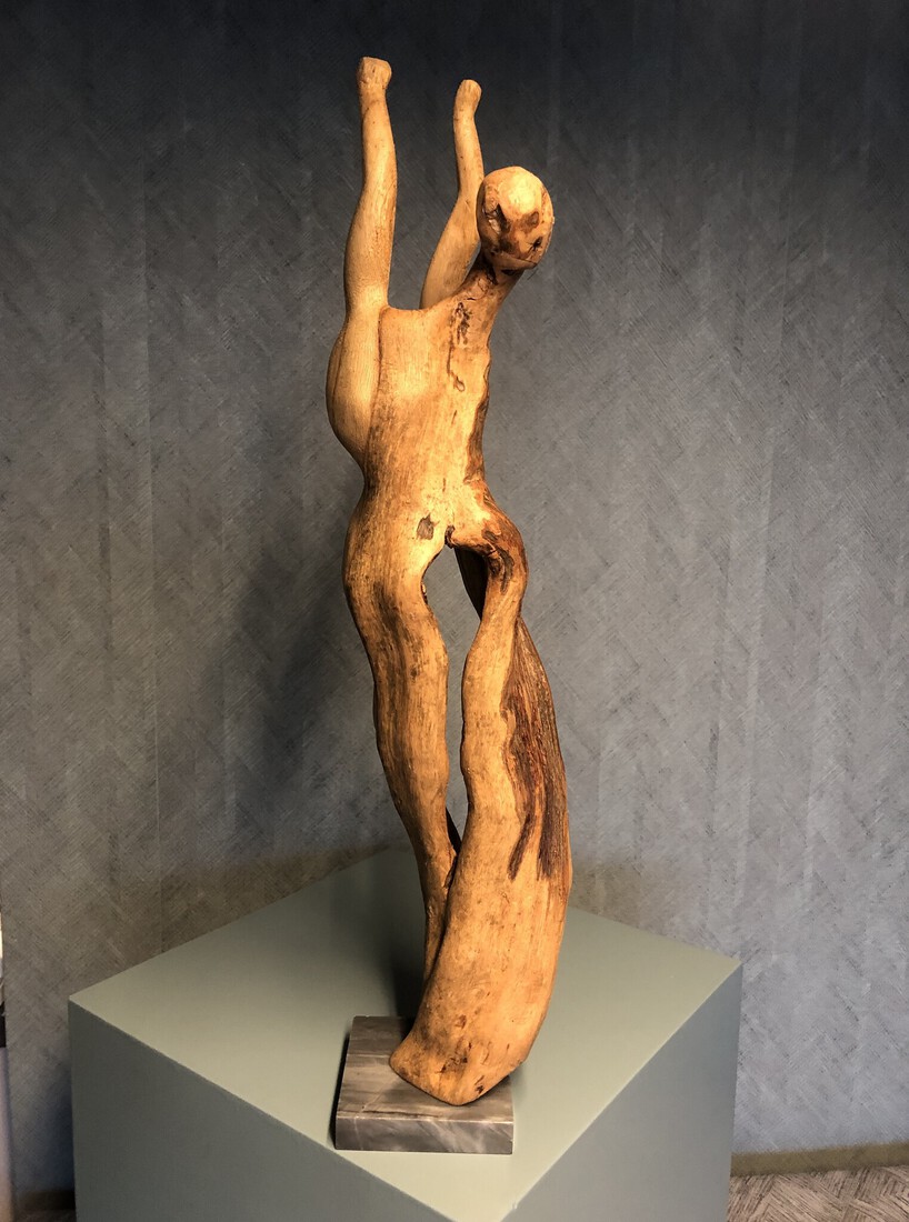 figuur uit vergane druivenstronk