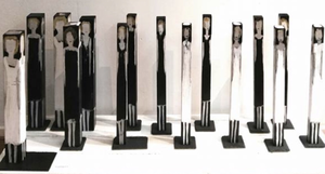 Diversen kleine kunst werkjes, schilderijtjes en KunstPaaltjes, mini portretjes en kunstdoosjes.