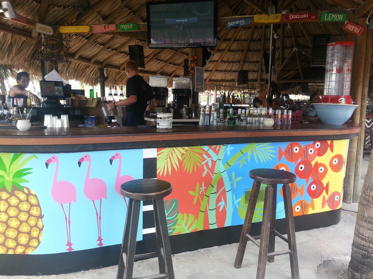 De vrolijkste bar van het eiland Curacao een cocktailbar met smooties en cocktails