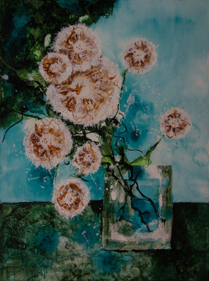 Paardenbloemen in vierkanten vaas