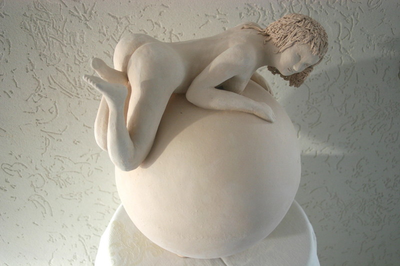 Vrouw liggend op een bal