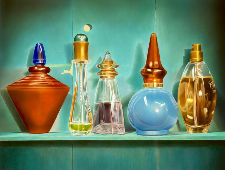 Stilleven met vijf parfumflessen.