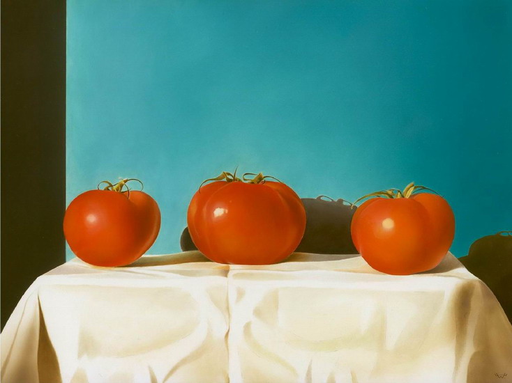 Tomaten op een tafeltje.