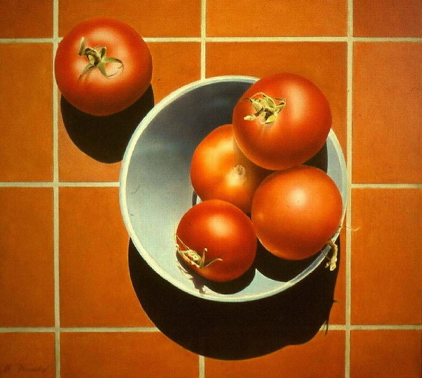 Stilleven met tomaten in blauwe schaal.