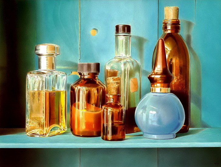 Stileven met blauwe parfumfles.