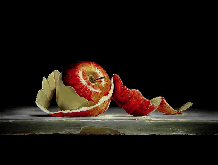 Stilleven met geschilde appel.