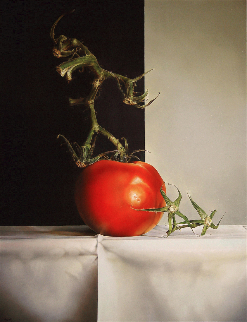 Stilleven met tomaat en twee kroontjes.