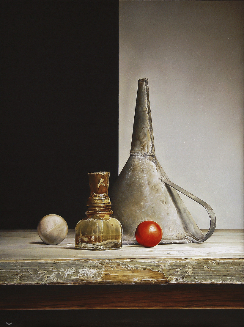 Stilleven met flesje en twee balletjes.