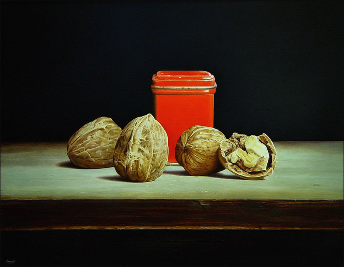 Stilleven met walnoten en rood doosje.