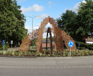 De sculpturen van Juul Rameau vinden steeds vaker hun plek buiten, waar natuur, mens en kunst samenkomen. In parken, pleinen en plantsoenen versterken ze de omgeving met hun organische vormentaal en verstillende aanwezigheid. Vaak ook als monument om een verhaal te verbeelden of te versterken.