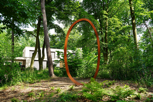 Elk landschap, gebouw of binnenruimte vraagt om een uniek kunstwerk dat past bij de sfeer, functie en betekenis van de plek. In mijn werk combineer ik organische vormen met maatwerk, zodat het kunstwerk als vanzelfsprekend opgaat in de omgeving én iets toevoegt. Samen met opdrachtgevers geef ik vorm aan plekken met karakter en zeggingskracht.
Een selectie van werken in opdracht.