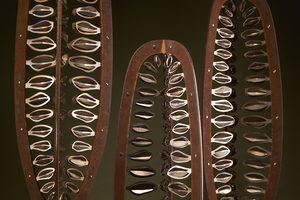 Mijn sculpturen ontstaan uit een fascinatie voor organische vormen, groei en beweging. Met materialen als staal en cortenstaal geef ik een nieuwe huid aan natuurlijke structuren — krachtig, gelaagd en poëtisch. De werken nodigen uit tot kijken, voelen en verbinden, en vinden hun plek zowel buiten in het landschap als binnen in een intieme ruimte.
Een selectie sculpturen vind je hier.