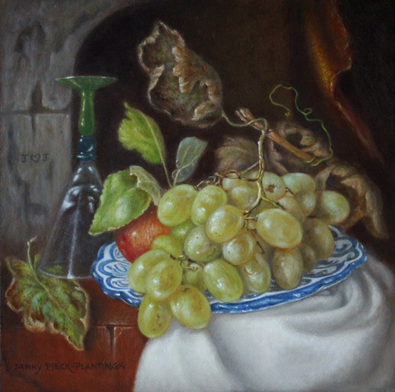 Stilleven met druiven op aardewerkenschaal, glaswerk en witte doek