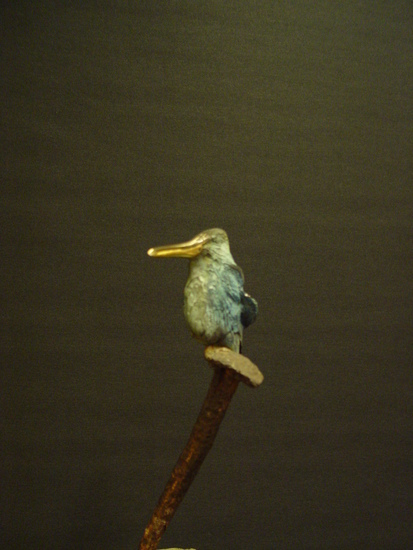 ijsvogeltje op oude spijker