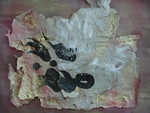 Dik handgeschept papier, waarin textiel verwerkt zit, zijde bijv. of andere papiertjes. Elk vel is een unicum, dat later beschilderd of verwerkt wordt, in een gemengde techniek.