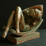 keramische beelden van het liggend vrouwelijk naakt uitgevoerd in typerende ruggelingse en zijdelingse posen