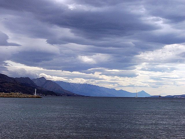 Pogled put Omiša u koluri indiga