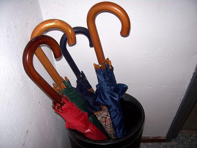 Lumbrele u kantunu hodnika