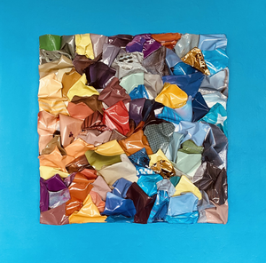 Kunstwerken van papier op doek.