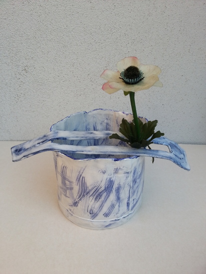 vaas van blauw gekleurd porselein