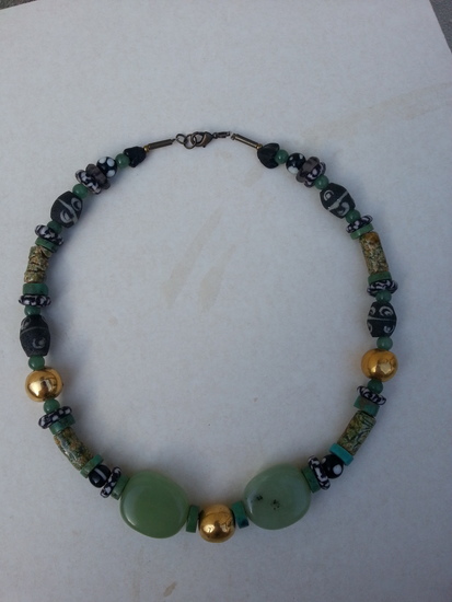 groen en gouden ketting