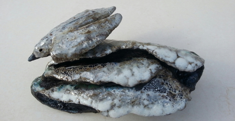 vogel vliegt over de branding