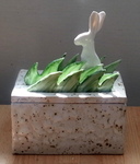 Met de hand opgebouwde geglazuurde objecten. De glazuren over elkaar heen gezet. Dozen en kommen waar iets ingestopt kan worden, versierd met dieren, of figuren. Daarnaast dieren, zoals de hazen