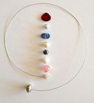 Sieraden gemaakt van servies, bestek van oma of moeder, van steentjes meegenomen en bewaard als herinnering en om een verloren dierbare dicht bij je te houden in de vorm van een as-sieraad