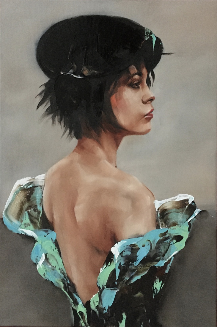 Woman with beret grey 