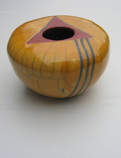 Gele bol met driehoek