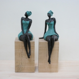 Slanke dame van keramiek (rechts)