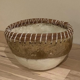 Design schaal met omwikkelde dennennaald rand.