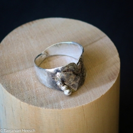 Ring van gesmolten zilver, deels geoxydeerd. 