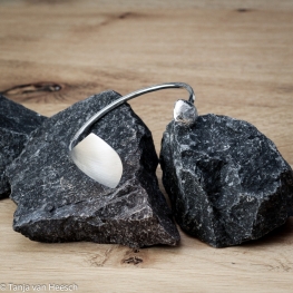 Klemarmband van zilver, deels gematteerd