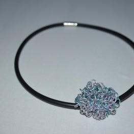 sky blue frissel ketting