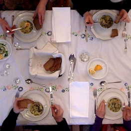aan tafel / przy stole